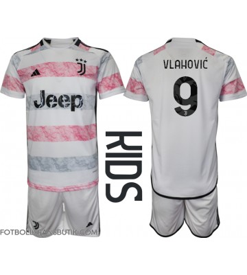 Juventus Dusan Vlahovic #9 Replika Bortatröja Barn 2023-24 Kortärmad (+ Korta byxor)